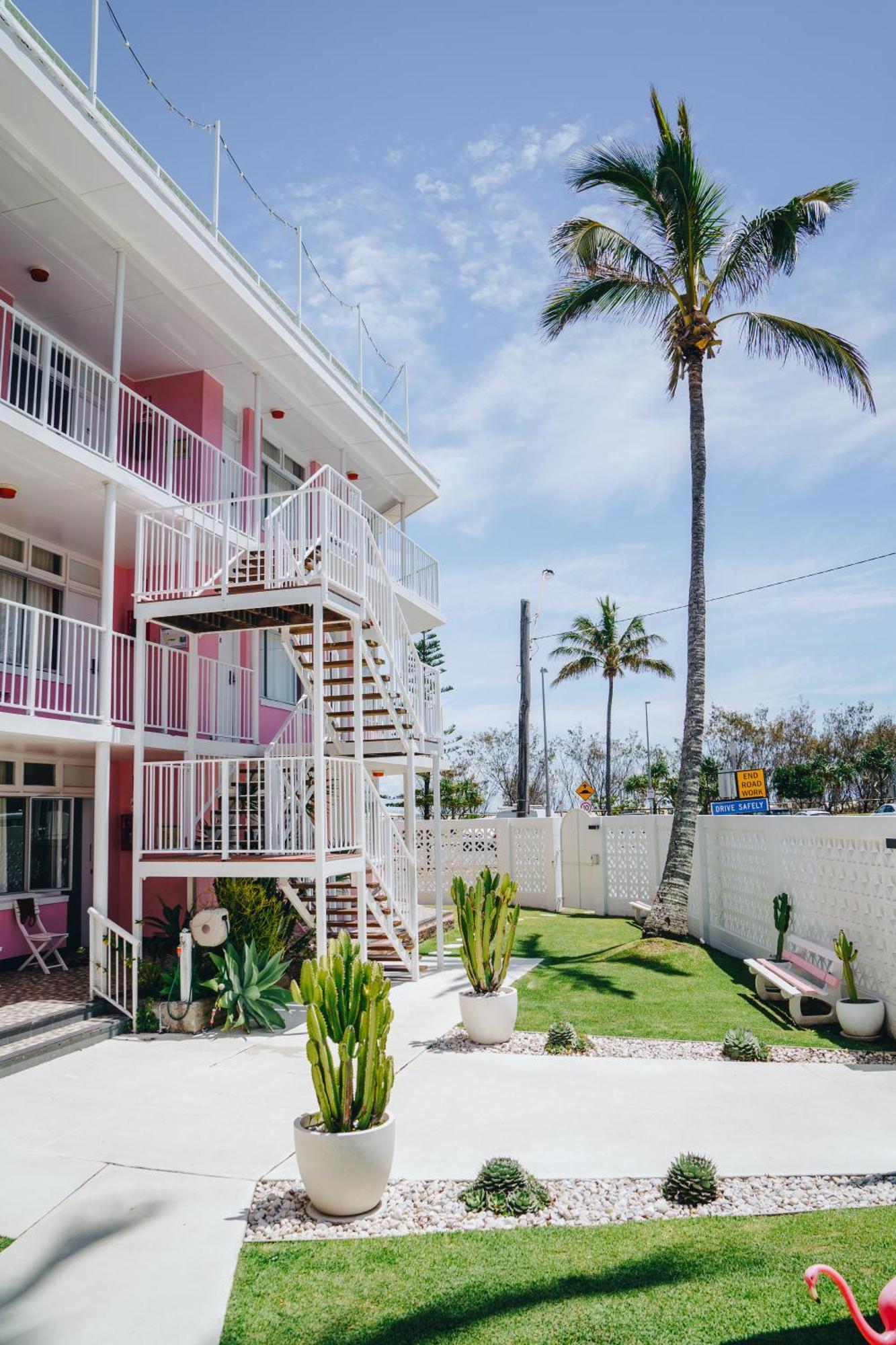 The Pink Hotel Coolangatta Gold Coast Buitenkant foto