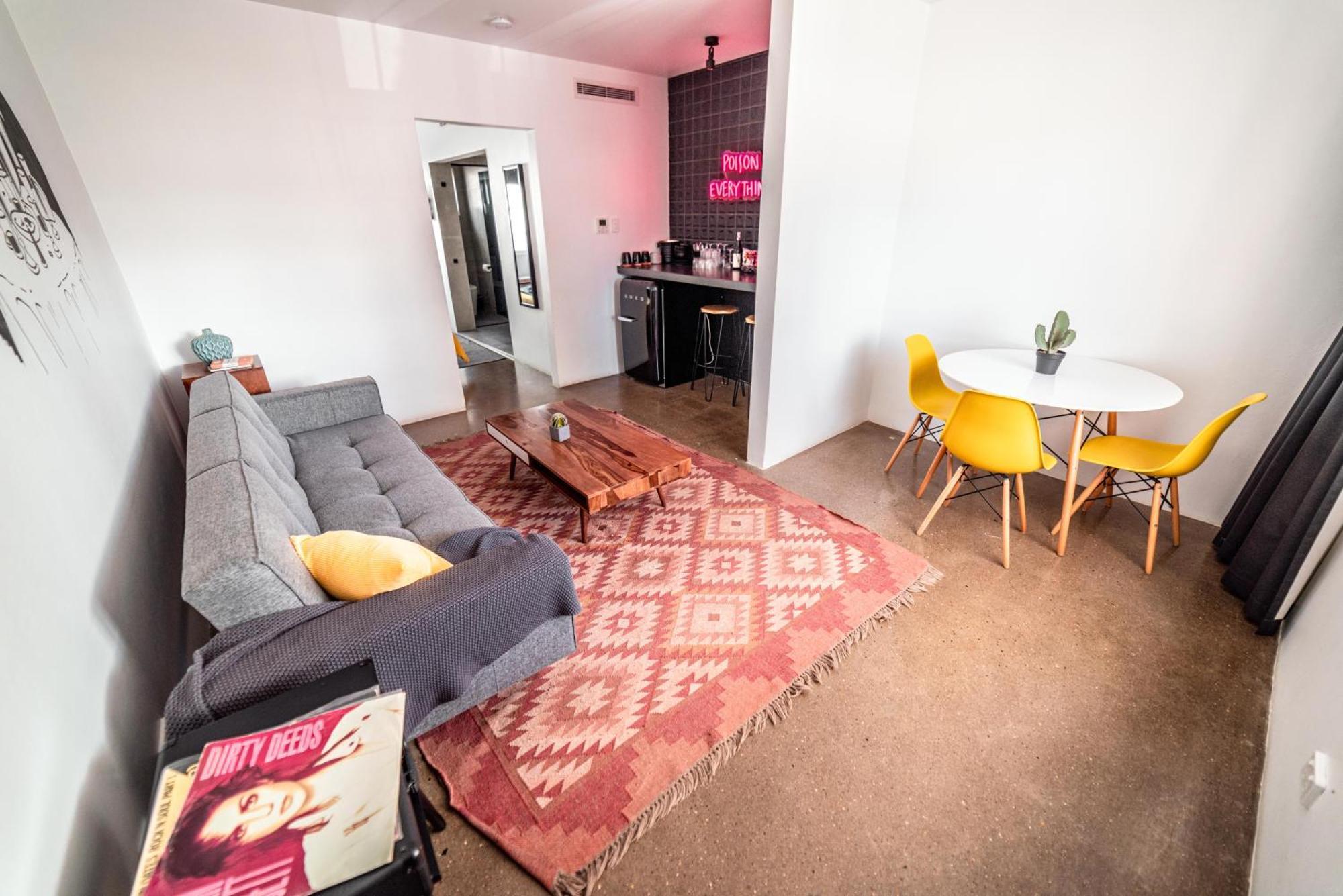 The Pink Hotel Coolangatta Gold Coast Buitenkant foto