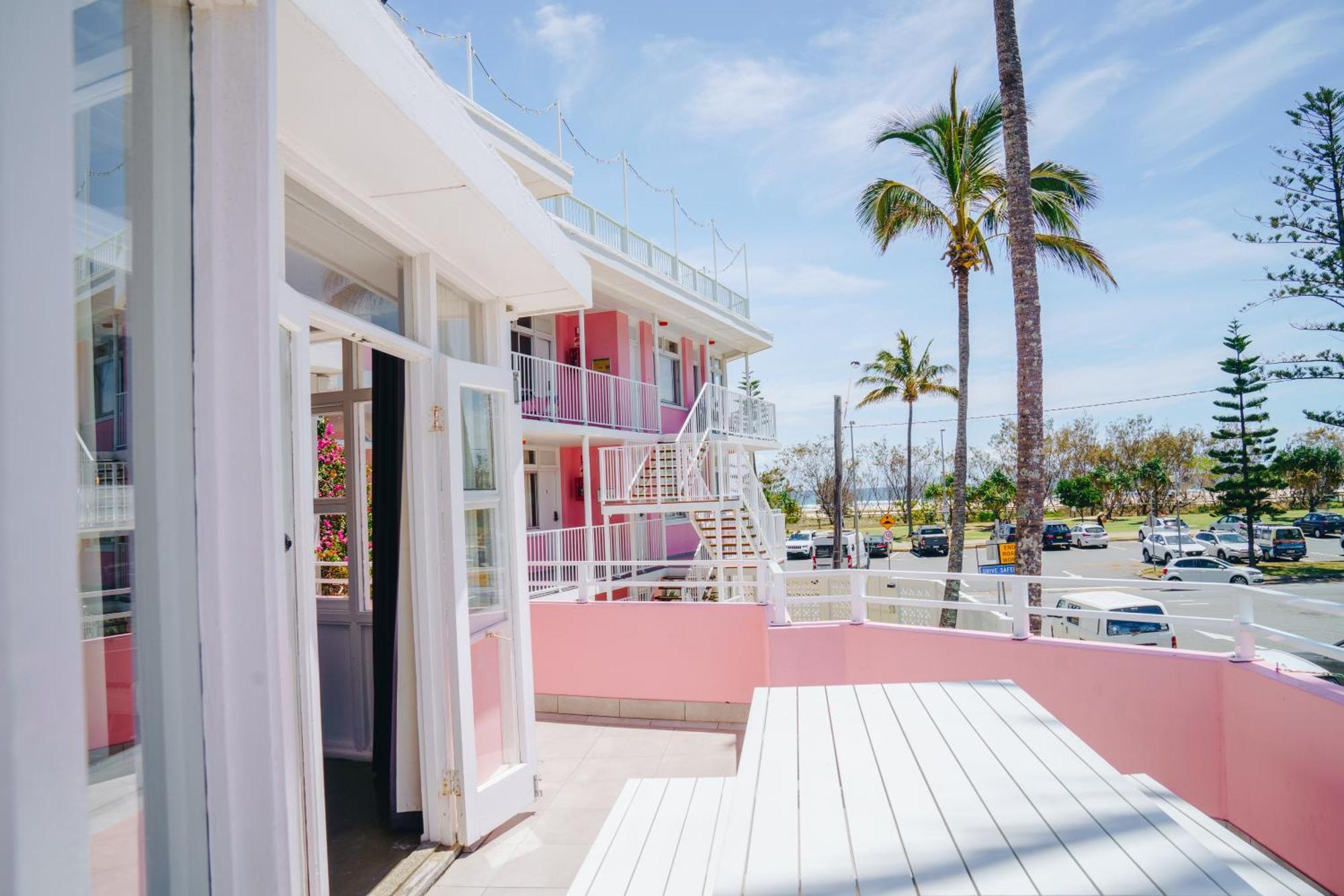 The Pink Hotel Coolangatta Gold Coast Buitenkant foto