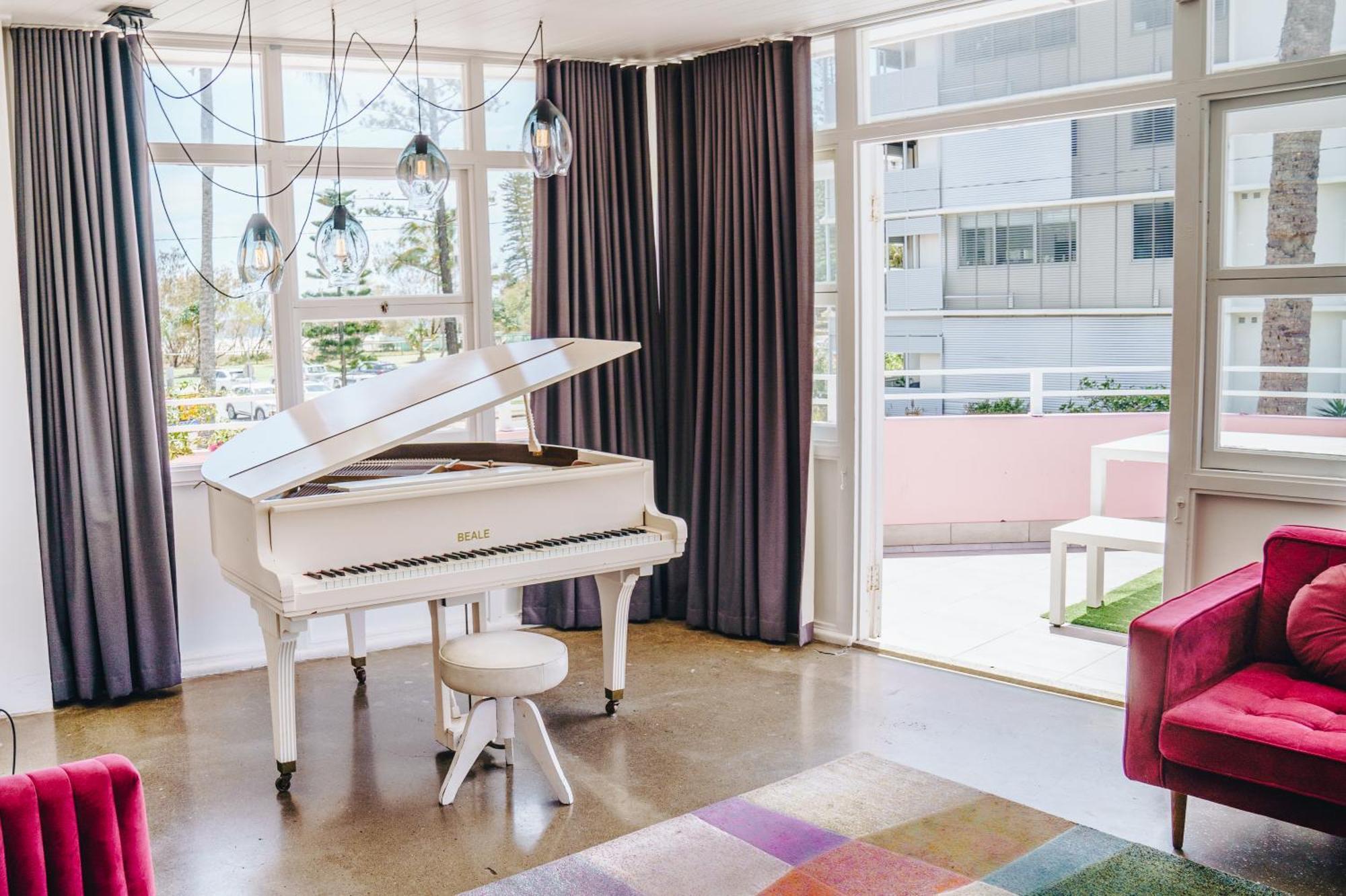The Pink Hotel Coolangatta Gold Coast Buitenkant foto