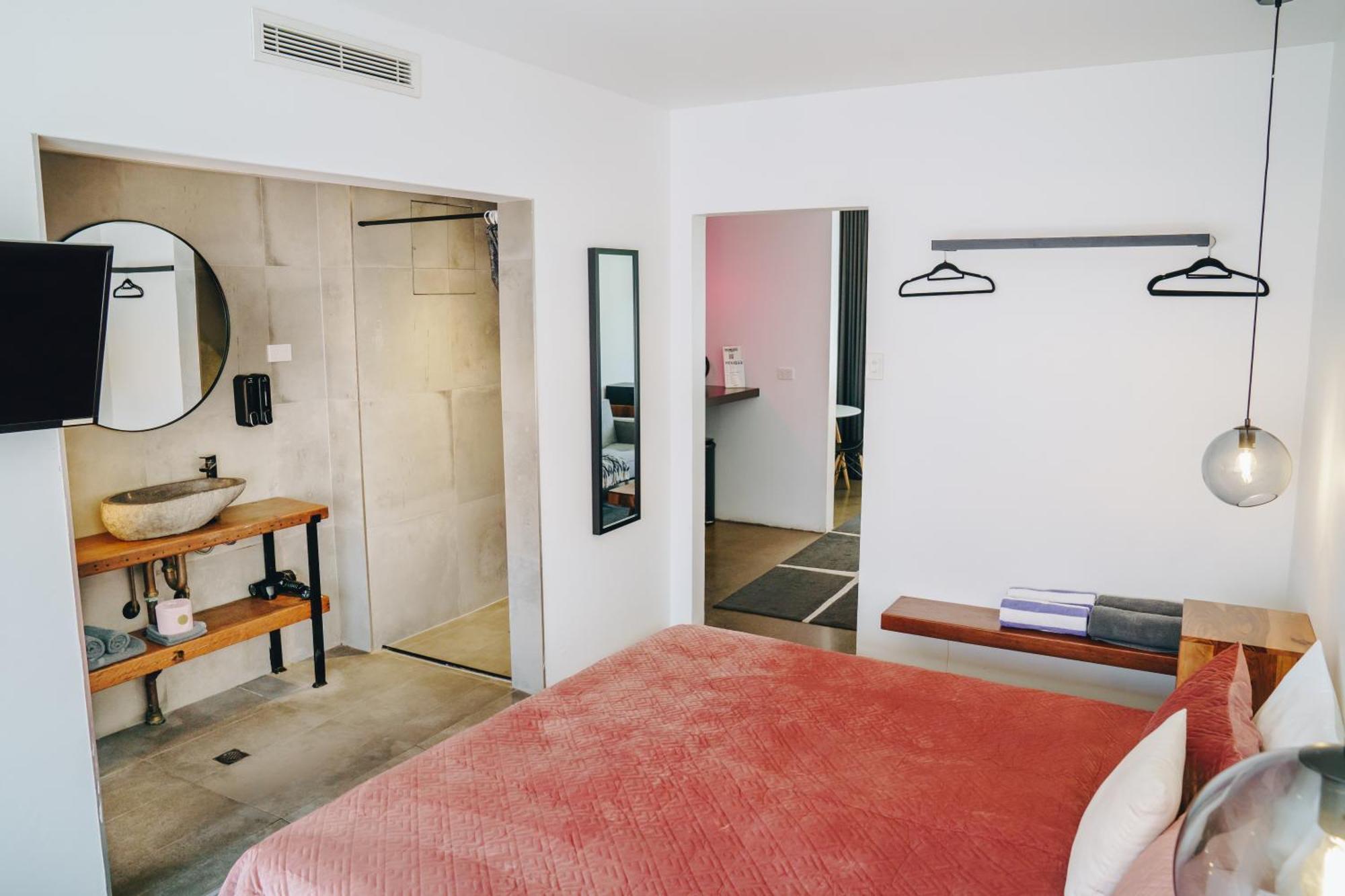 The Pink Hotel Coolangatta Gold Coast Buitenkant foto
