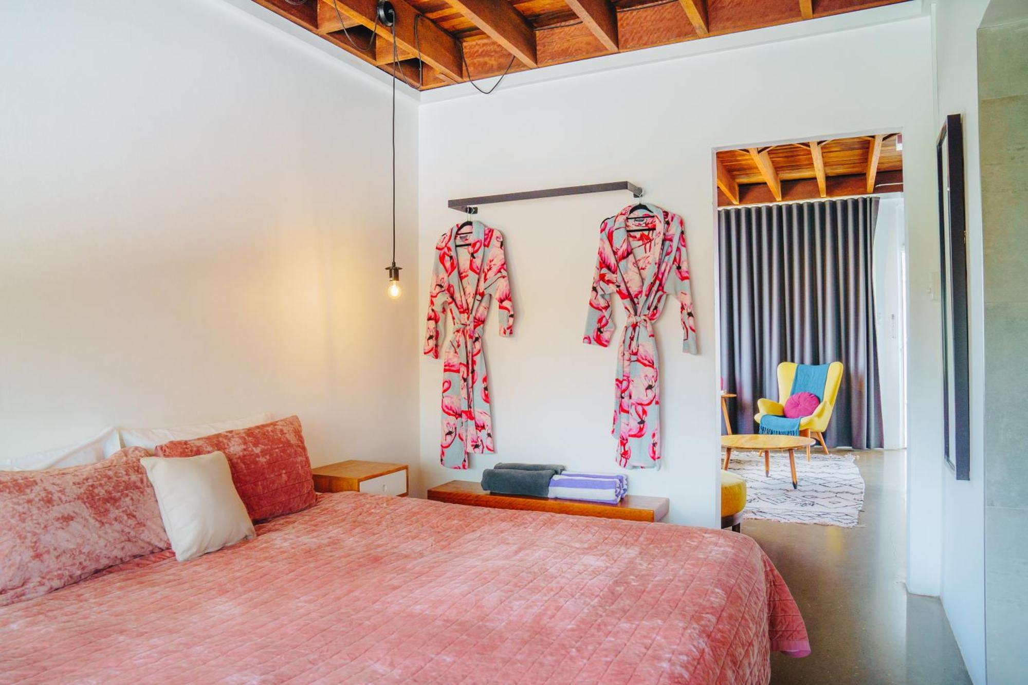 The Pink Hotel Coolangatta Gold Coast Buitenkant foto