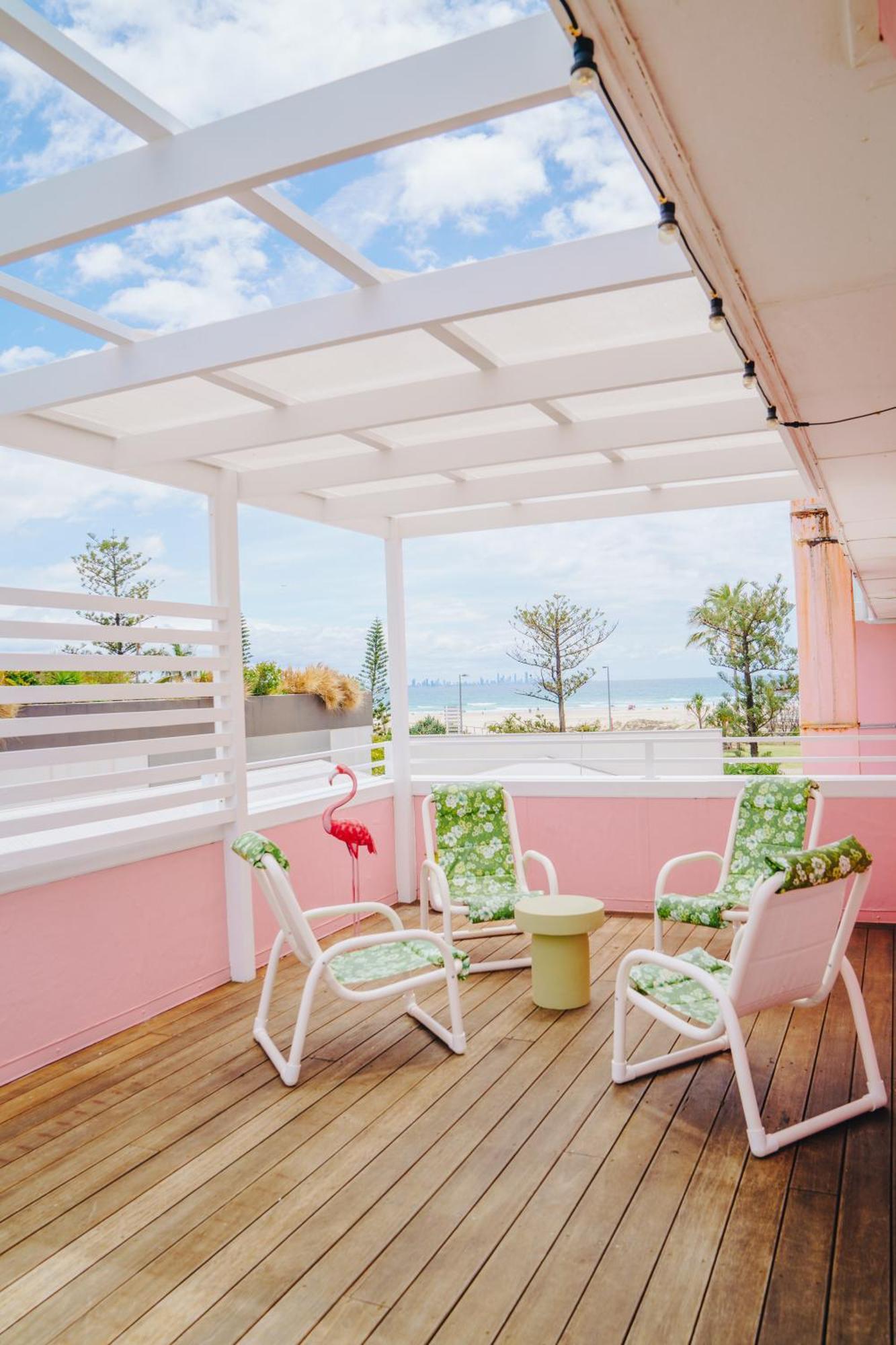 The Pink Hotel Coolangatta Gold Coast Buitenkant foto