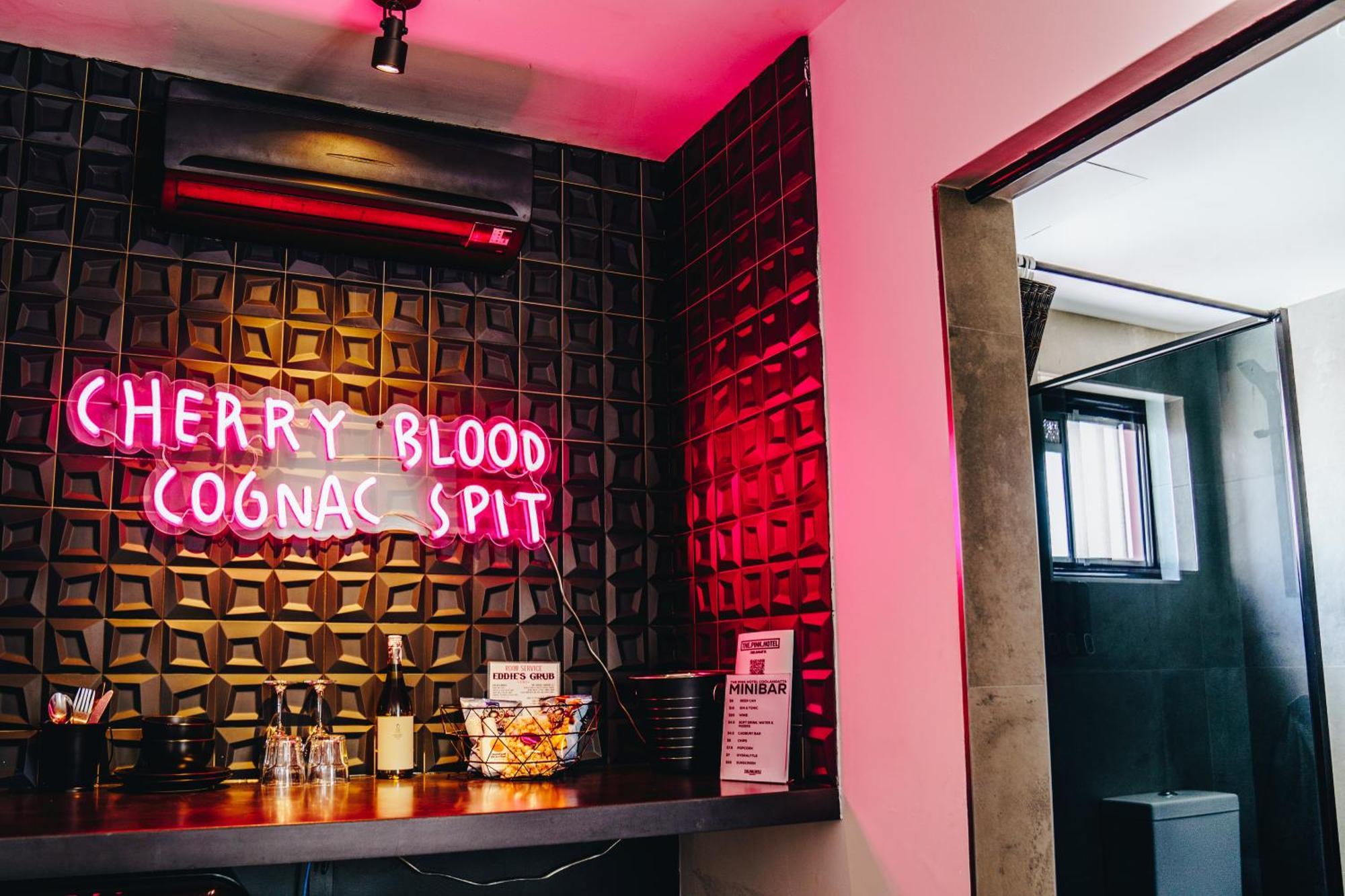 The Pink Hotel Coolangatta Gold Coast Buitenkant foto